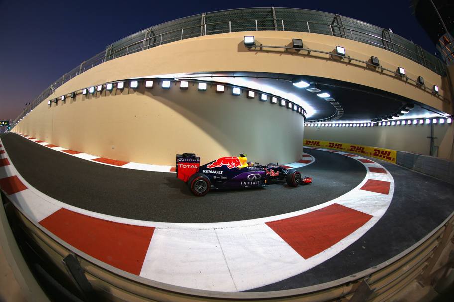 La Red Bull del russo Daniil Kvyat sfila sul circuito di Abu Dhabi (Getty Images)